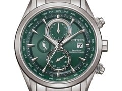 Relógio Citizen World Chronograph A.T. AT8260-85X com mostrador verde, caixa e pulseira em aço inoxidável, três submostradores e escala de hora mundial.