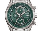 Relógio Citizen World Chronograph A.T. AT8260-85X com mostrador verde, caixa e pulseira em aço inoxidável, três submostradores e escala de hora mundial.