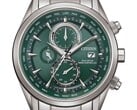 Relógio Citizen World Chronograph A.T. AT8260-85X com mostrador verde, caixa e pulseira em aço inoxidável, três submostradores e escala de hora mundial.
