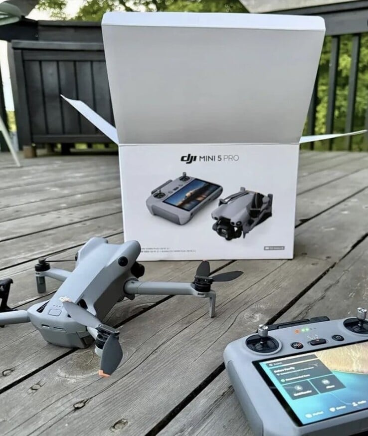Dentro da caixa do DJI Mini 5 Pro: O próprio mini drone e o controlador RC2. (Fonte da imagem: @KietN7650)