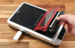 O Kenko Tokina KR-019CR reproduz e grava fitas cassete e, opcionalmente, converte-as em arquivos MP3. (Fonte da imagem: Kenko Tokina)