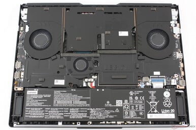 O Legion Pro 7i tem três ventiladores e uma tampa de metal