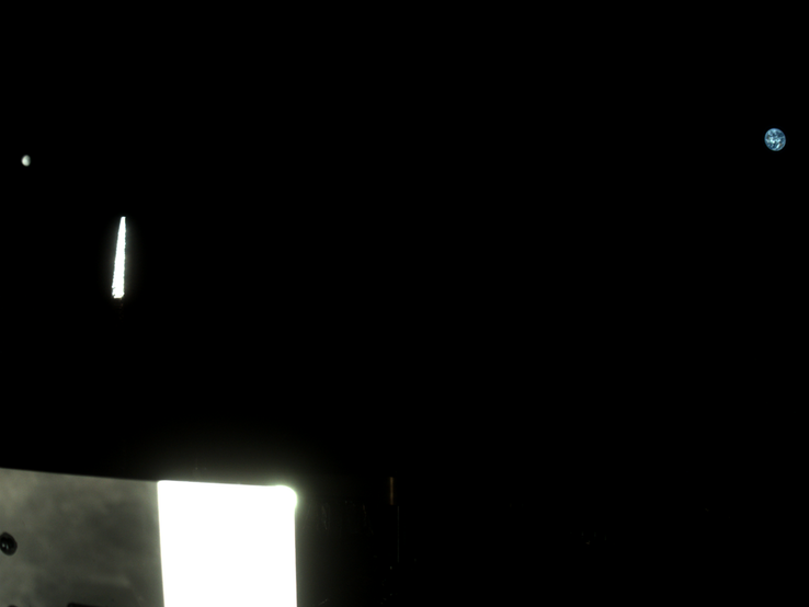 Imagem tirada pela StowCam mostrando a Terra à direita e a Lua à esquerda. (Fonte da imagem: NASA/Goddard/Universidade do Arizona/Lockheed Martin)