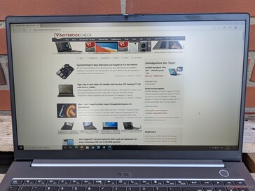 Usando o Lenovo ThinBook 15 Gen2 ao ar livre (à sombra em um dia ensolarado)