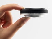 A Viltrox agora oferece uma pequena lente de 28 mm f/4.5 para câmeras Fujifilm X (Fonte da imagem: Viltrox)