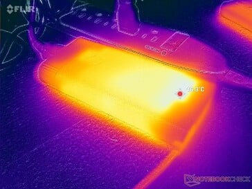 O adaptador CA ultrapassa os 46 C ao executar cargas exigentes