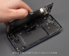 Um iPhone 13 Pro, dissecado para as câmeras. (Fonte: WekiHome)