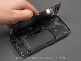 Um iPhone 13 Pro, dissecado para as câmeras. (Fonte: WekiHome)