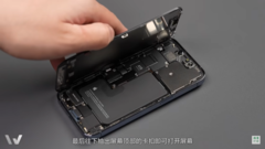 Um iPhone 13 Pro, dissecado para as câmeras. (Fonte: WekiHome)