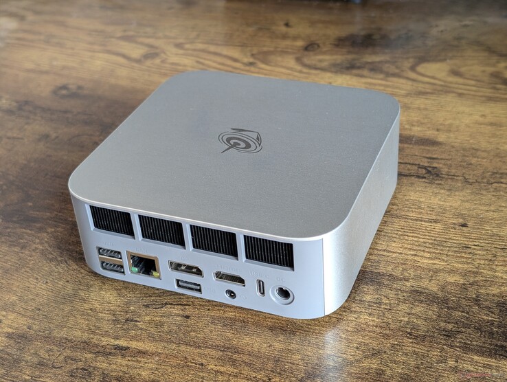 Traseira: 2x USB-A 3.2 Gen. 2 (10 Gbps), RJ-45 (2,5 Gbps), DisplayPort 1.4, USB-A 2.0, HDMI 2.1, fone de ouvido de 3,5 mm, USB-C 10 Gbps com DisplayPort + Power Delivery, adaptador CA