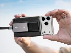 O Adata SR800 é um banco de energia sem fio de 5.000 mAh com um SSD acoplado. (Fonte da imagem: Adata)