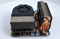 O FA65G apresenta coolers personalizados para CPU e GPU e uma rara configuração de GPU MXM. (Fonte da imagem: 小明白 no Youtube)