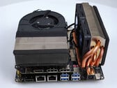 O FA65G apresenta coolers personalizados para CPU e GPU e uma rara configuração de GPU MXM. (Fonte da imagem: 小明白 no Youtube)
