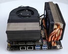 O FA65G apresenta coolers personalizados para CPU e GPU e uma rara configuração de GPU MXM. (Fonte da imagem: 小明白 no Youtube)