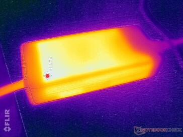 O adaptador CA atinge mais de 42 °C ao operar cargas exigentes