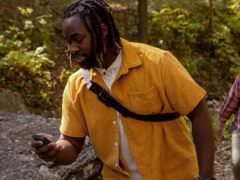 O navegador de mão GPS eTrex Touch da Garmin já está disponível. (Fonte da imagem: Garmin)