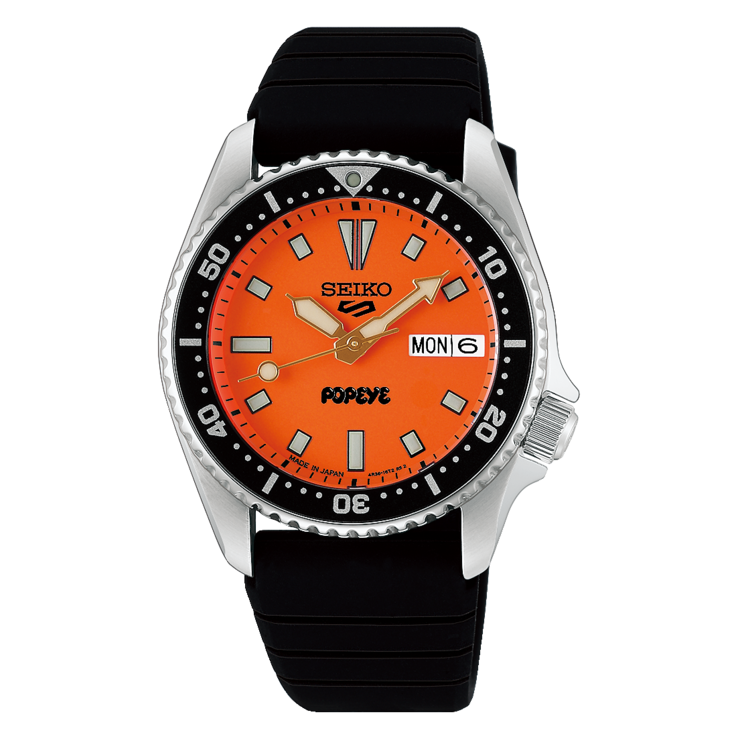 Vista frontal do Seiko 5 Sports x Popeye HDB013, mostrando seu mostrador laranja, a luneta giratória preta,