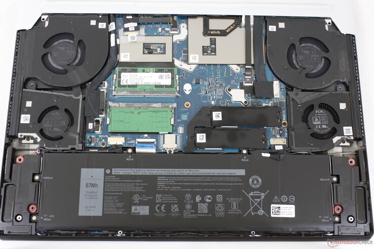 Alienware x17 R2. Apenas pequenas mudanças internas na placa-mãe em relação ao modelo do ano passado