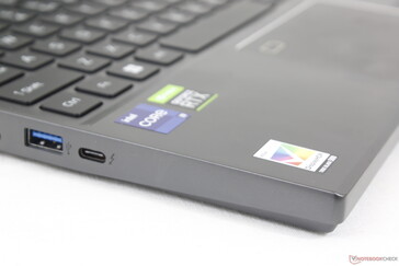 Chassi todo de metal, exceto a estrutura de plástico ABS ao redor das bordas do display