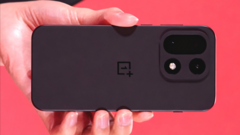 O OnePlus 15 apresentado no Qualcomm Summit. (Fonte da imagem: Qualcomm, editado)