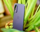O chassi de plástico do Nord 5 é elegante e resistente, mas é um passo atrás em comparação com seu antecessor. (Fonte da imagem: Notebookcheck)