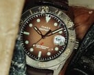 Relógio de mergulho Huckberry x Timex Deepwater Reef 200 com mostrador marrom, caixa em aço inoxidável, luneta preta e pulseira marrom combinando.