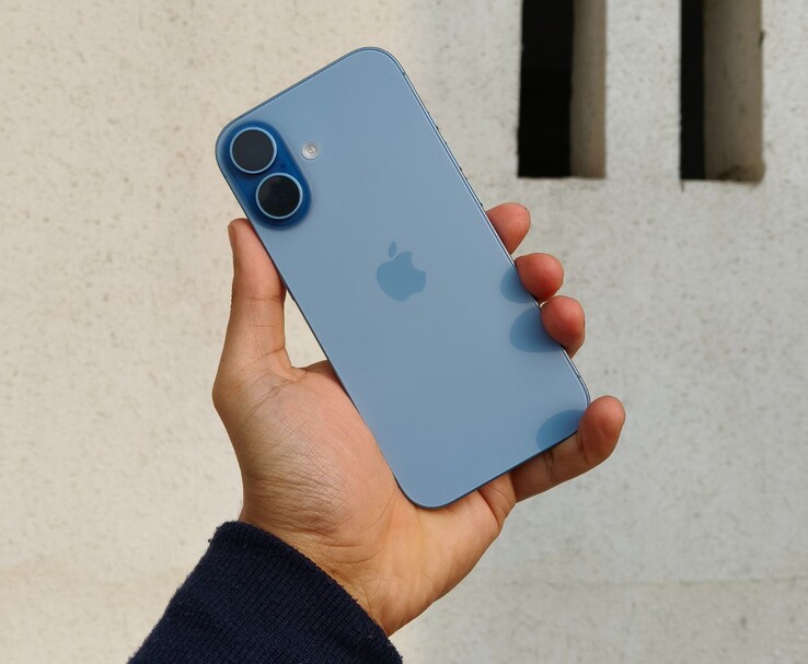 Design da parte traseira do Apple iPhone 16 em azul, mostrando o layout da câmera dupla e a parte traseira de vidro (Fonte da imagem: Yetnesh Dubey)