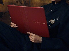 O MateBook Fold em seu novo acabamento Ruihong. (Fonte da imagem: Huawei)