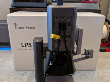 Vista traseira da configuração padrão do LP5 com portas USB, plugue de alimentação e chave de segurança.