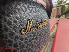 Couro sintético texturizado e o logotipo da Marshall