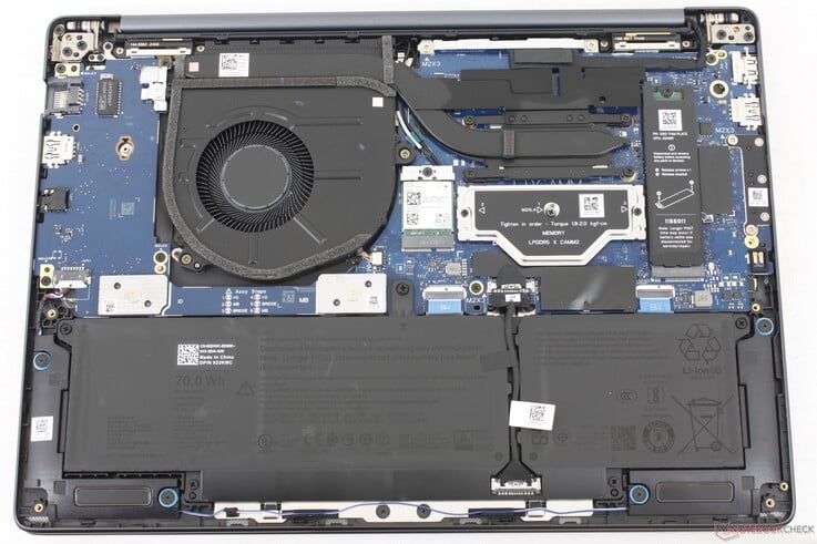 Placa-mãe do Dell Pro 5 14. Observe o slot LPCAMM2 para nossa configuração de teste