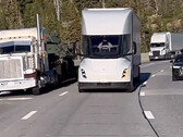 Tesla Semi ultrapassando caminhões ICE em Donner Pass (imagem: Zanegler/Twitter)