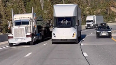 Tesla Semi ultrapassando caminhões ICE em Donner Pass (imagem: Zanegler/Twitter)