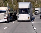 Tesla Semi ultrapassando caminhões ICE em Donner Pass (imagem: Zanegler/Twitter)