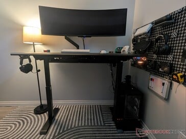 Mesa para jogos Tidal com altura máxima de 1.040 mm.