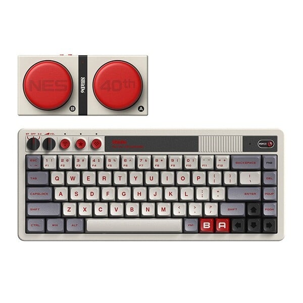 O 8BitDo Retro 68 Keyboard - NES 40th Limited Edition vem com Super Buttons sem fio. (Fonte da imagem: 8BitDo)