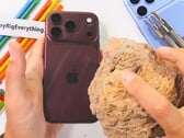 Muitos arranhões na parte traseira do iPhone 18 Pro (Max) podem ser simplesmente removidos com um pano — mas nem todos, como mostra o teste de durabilidade.