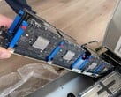 Oito placas Apple M5 montadas em uma única barra de suporte, parte de um servidor blade maior