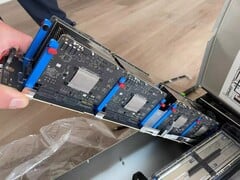 Oito placas Apple M5 montadas em uma única barra de suporte, parte de um servidor blade maior