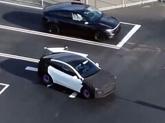 Suposta versão mais barata do Tesla Model Y. (Fonte da imagem: Christopher Dungeon/X)