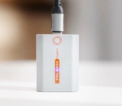 A bateria da Falcam pode ser carregada diretamente por meio de um cabo USB-C.