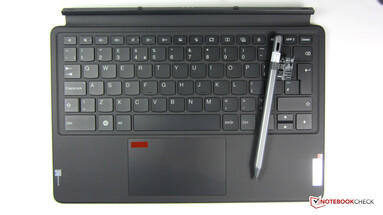 Acessórios opcionais: A caneta de entrada Lenovo Tab Pen Plus, o teclado de encaixe com touchpad...