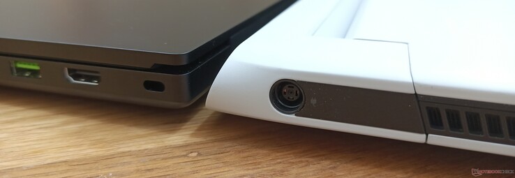 Esquerda: Razer Blade Pro 17, Direita: Alienware Dell x17 R1 Esquerda: Razer Blade Pro 17, Direita: Alienware Dell x17 R1