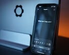 Um smartphone com uma interface de chat baseada em IA que cabe na palma da mão