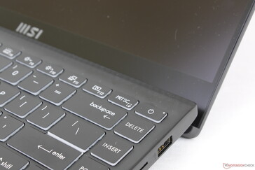 A tampa levantará a base em um ângulo quando aberta como em muitos modelos Asus ZenBook ou VivoBook