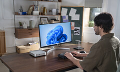 A Minisforum atualizou seu minicomputador AI X1 Pro, retratado ao lado de um monitor e teclado em uma mesa, com novo hardware AMD (fonte da imagem: Minisforum)