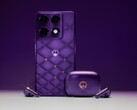 O Motorola Signature e o Moto Buds 2 Plus em Pantone Violet Indigo.
