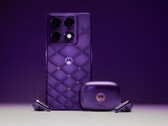 O Motorola Signature e o Moto Buds 2 Plus em Pantone Violet Indigo.