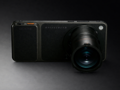 A Find X9 Ultra com um acessório de teleconversor acoplado.