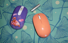 O Bluetooth Mouse, à direita, ao lado de um mouse de US$ 6, agora descontinuado, de uma marca muito menos conhecida, à esquerda (Fonte da imagem: Own)